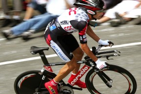 开云体育俱乐部官网-斯文施瓦茨800米发挥稳定，拳击施瓦茨